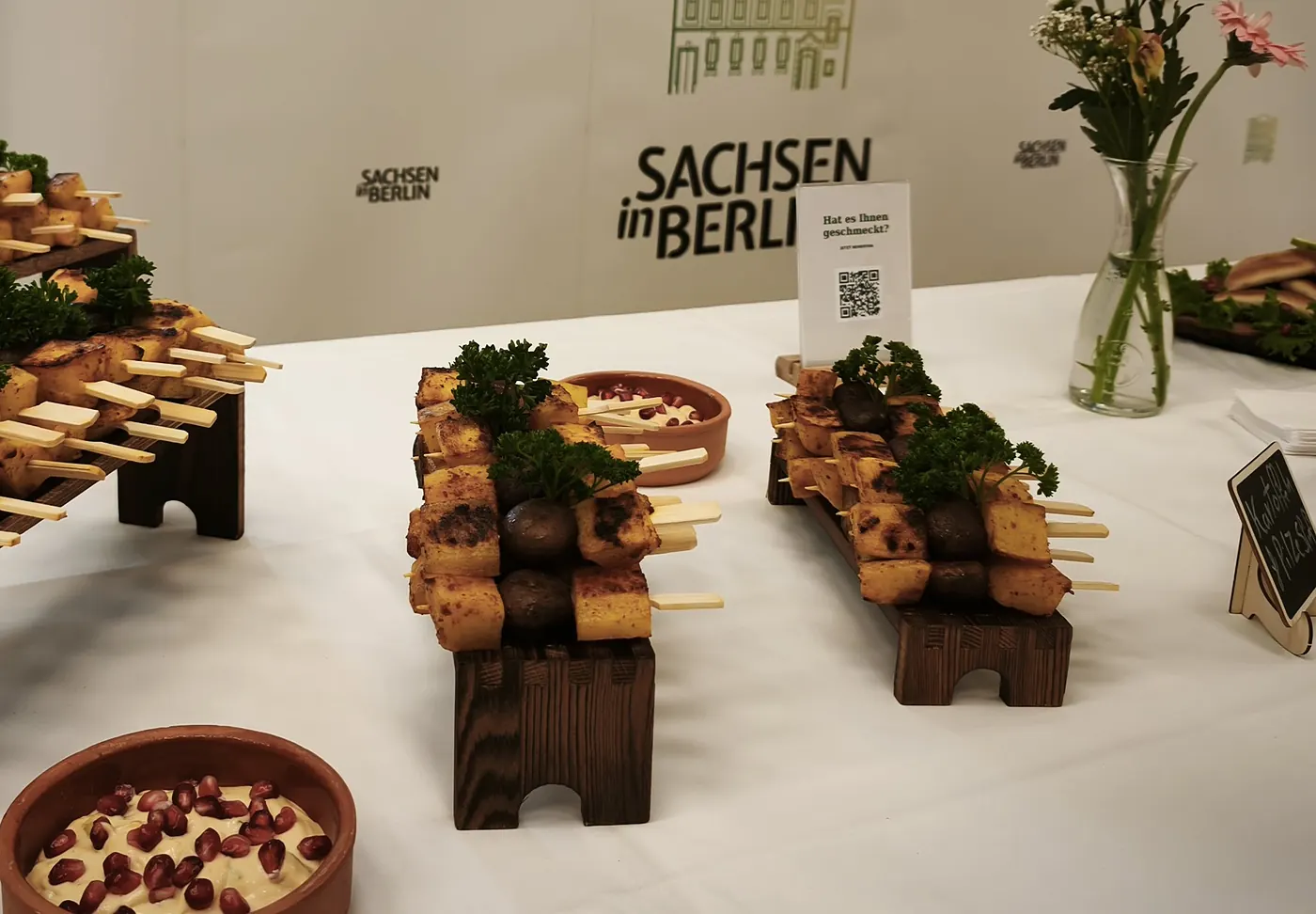 Gemüsespieße auf Holzständern mit Granatapfel-Dip und Blumen, unser Buffet für die Deutsche Gesellschaft für die Vereinten Nationen in der Landesvertretung Sachsen