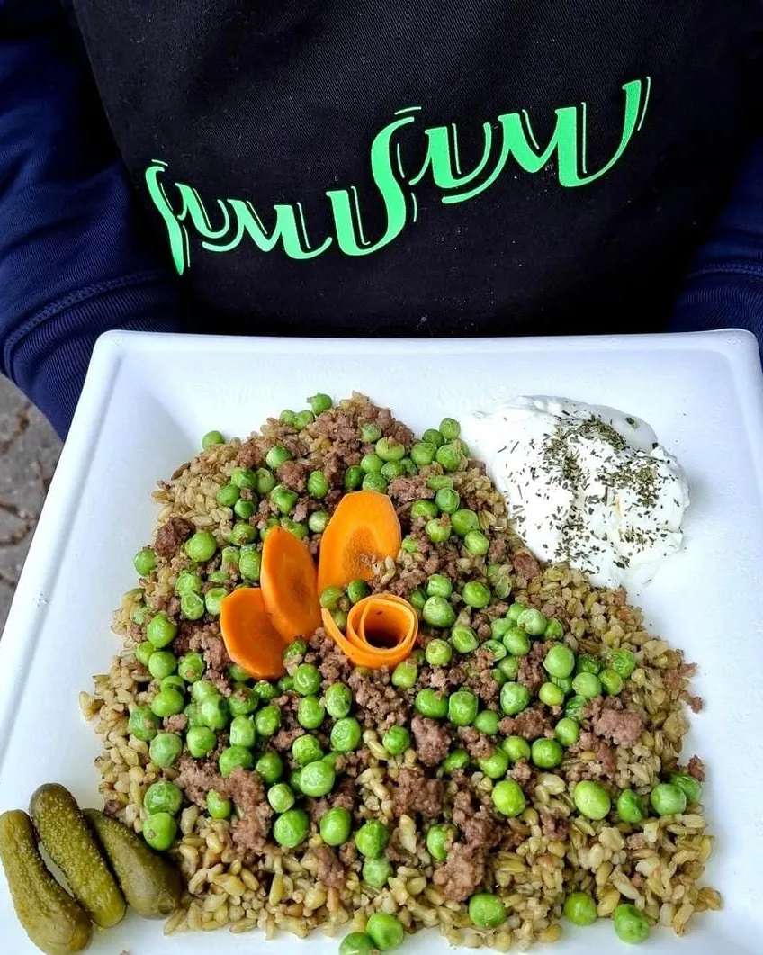 Freekeh, gerösteter Grünweizen mit Erbsen