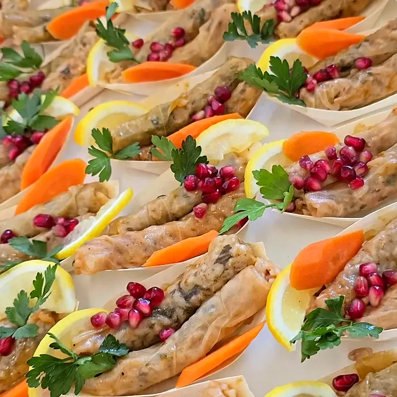 Gefüllte Röllchen, mit Granatapfel und Karotten