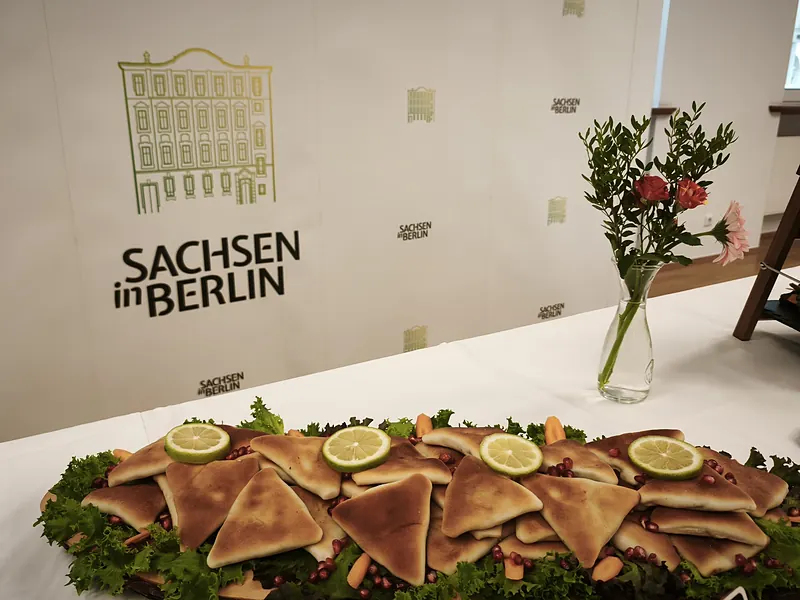 Spinat-Teigtaschen, mit Limette und Granatapfel