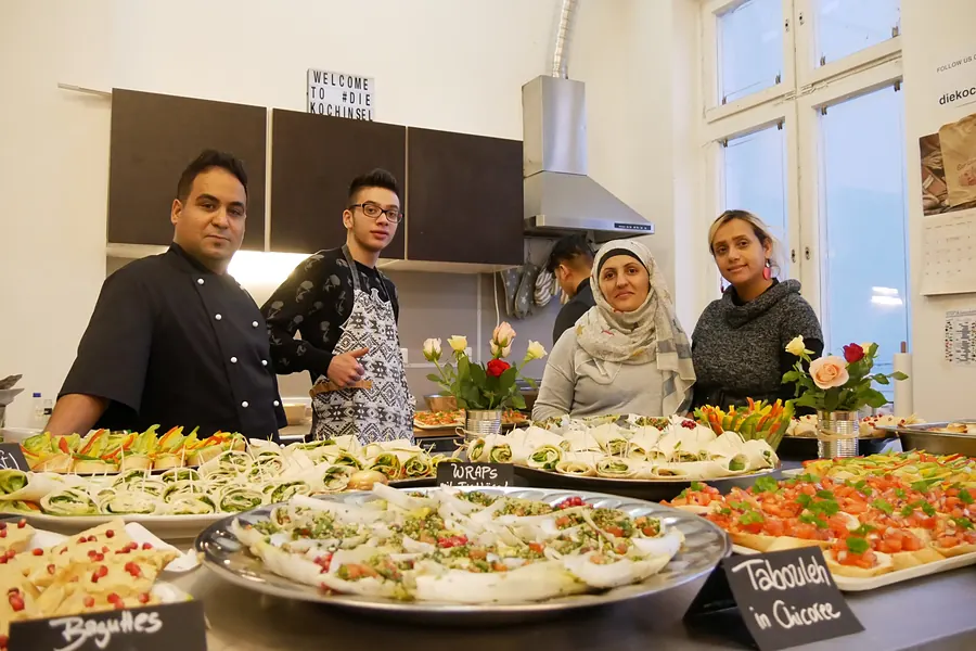 Vier aus unserem Team hinter einem Buffet mit Wraps und Taboule im Chicorée